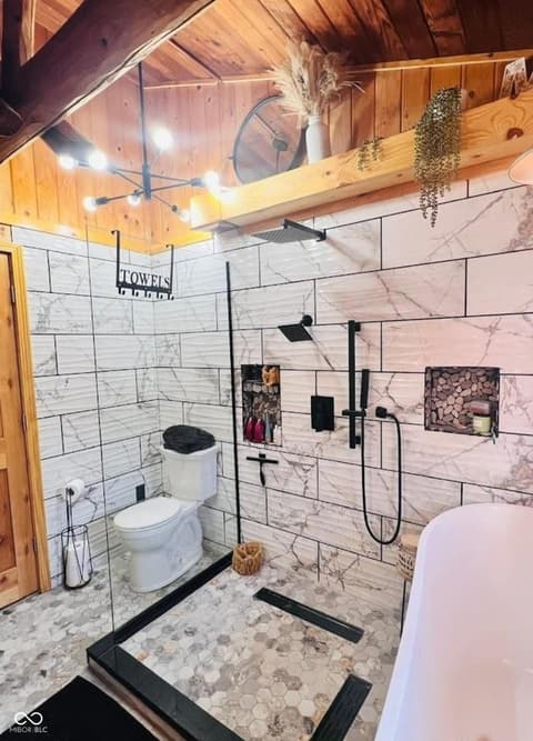 Primary bathroom at 2530 S Glen Cove, Martinsville, IN
