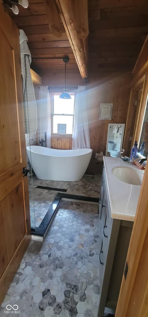 Primary bathroom at 2530 S Glen Cove, Martinsville, IN