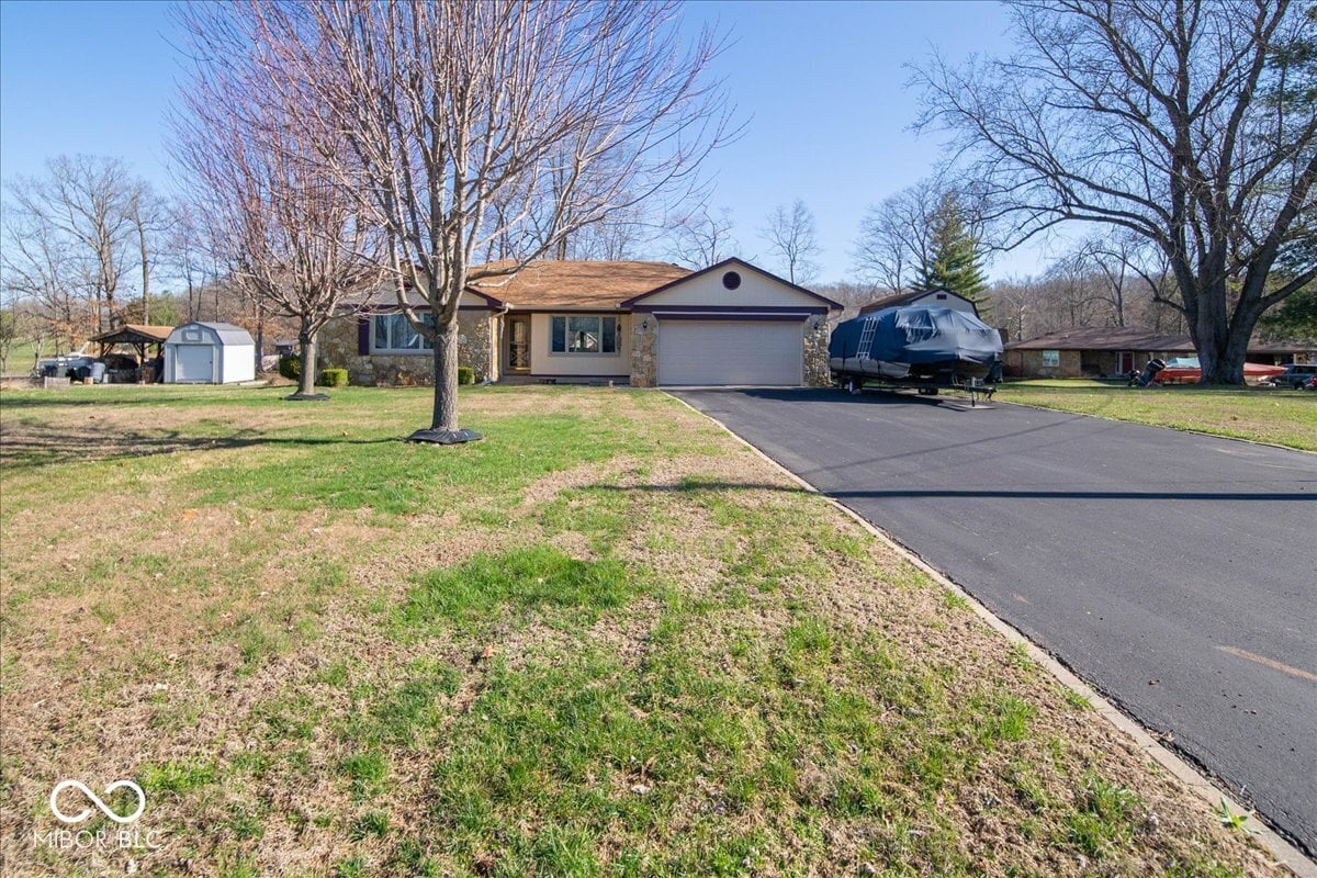 Front exterior at 1647 S Plateau Circle, Martinsville, IN