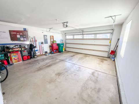 Garage at 2724 Stonebridge Drive, Lebanon, IN