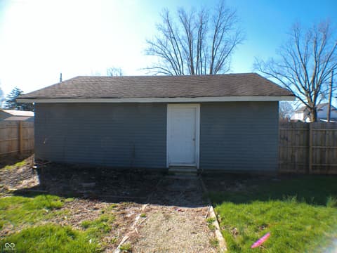 Garage at 531 Jackson Street, Hope, IN