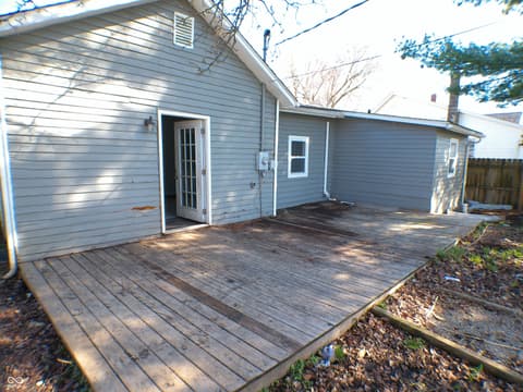 Outdoor living area at 531 Jackson Street, Hope, IN