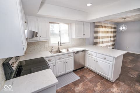 Photo of 412 Woodland West Drive, Greenfield, IN