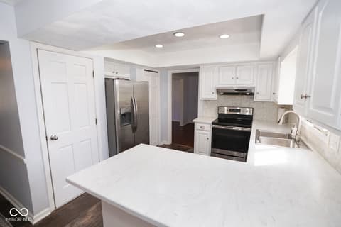 Photo of 412 Woodland West Drive, Greenfield, IN