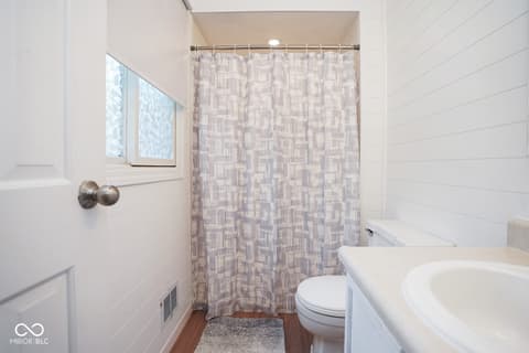Photo of 412 Woodland West Drive, Greenfield, IN