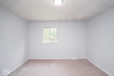 Photo of 412 Woodland West Drive, Greenfield, IN