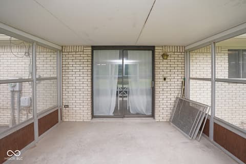 Photo of 412 Woodland West Drive, Greenfield, IN