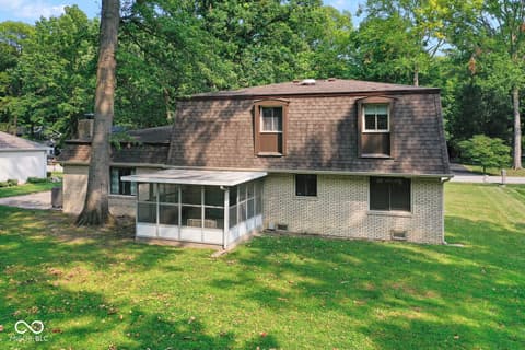 Photo of 412 Woodland West Drive, Greenfield, IN