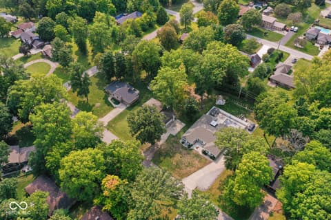 Photo of 412 Woodland West Drive, Greenfield, IN
