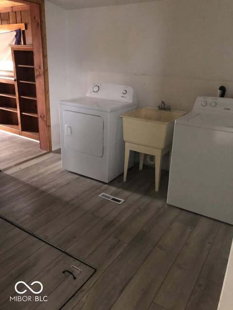 Laundry room at 1520 Noble Street, Anderson, IN