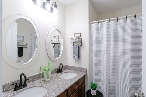 Photo of 7827 Hedgehop Drive, Zionsville, IN