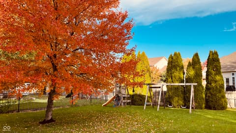 Yard at 2042 Parkside Drive, Columbus, IN