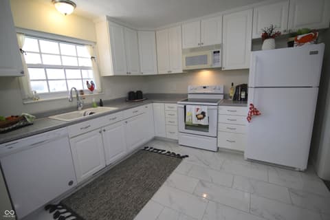 Kitchen at 104 Apple Tree Court, Fishers, IN