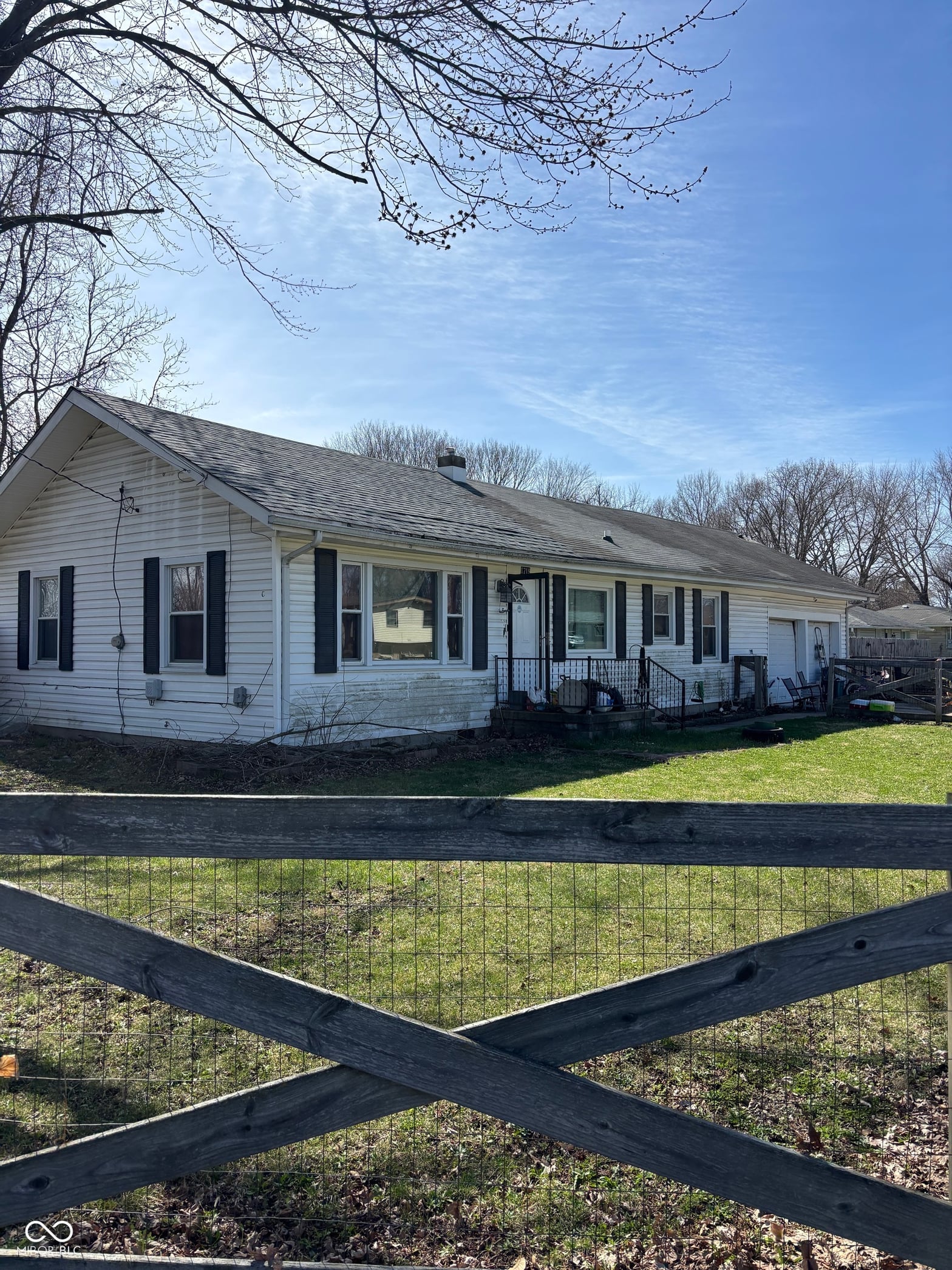 Front exterior at 1719 Lindberg Road, Anderson, IN