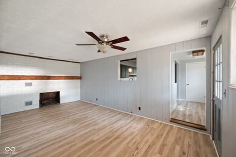 Family room at 1517 W Us Highway 136, Crawfordsville, IN