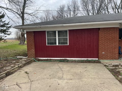 Outdoor living area at 1517 W Us Highway 136, Crawfordsville, IN