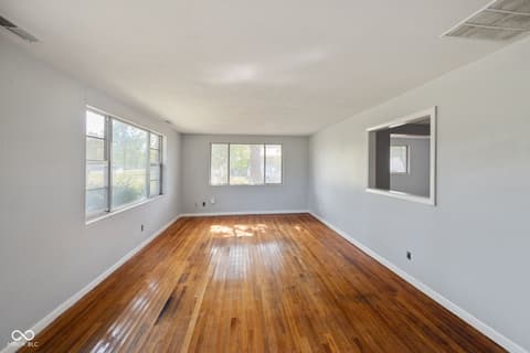 Living room at 1517 W Us Highway 136, Crawfordsville, IN