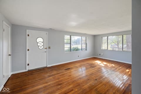 Living room at 1517 W Us Highway 136, Crawfordsville, IN
