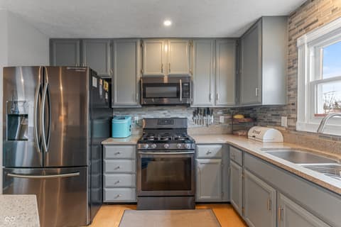 Photo of 17975 E County Road 365 N, Hope, IN