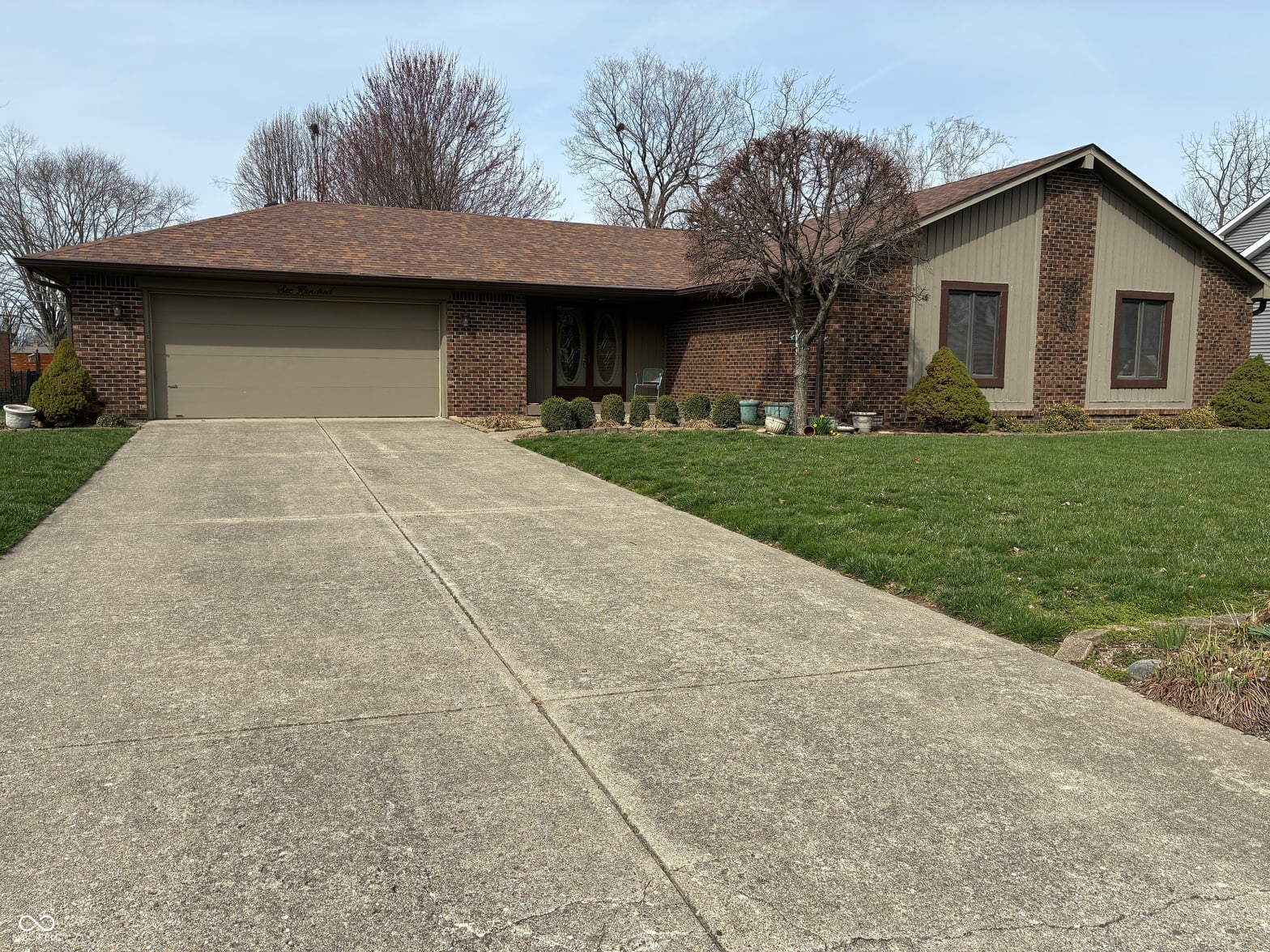 Front exterior at 600 S Oakwood Drive, Greenwood, IN