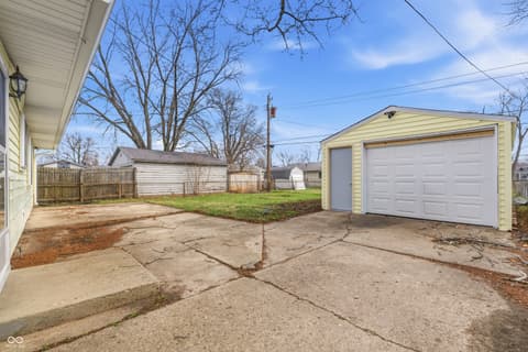 Garage at 2818 Apache Drive, Anderson, IN