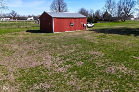 Yard at 2430 E Us Highway 136, Pittsboro, IN
