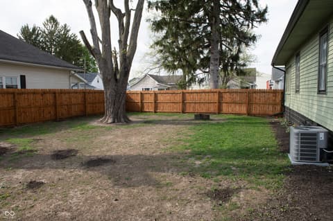 Yard at 523 W Pearl Street, Lebanon, IN