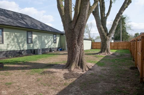 Yard at 523 W Pearl Street, Lebanon, IN