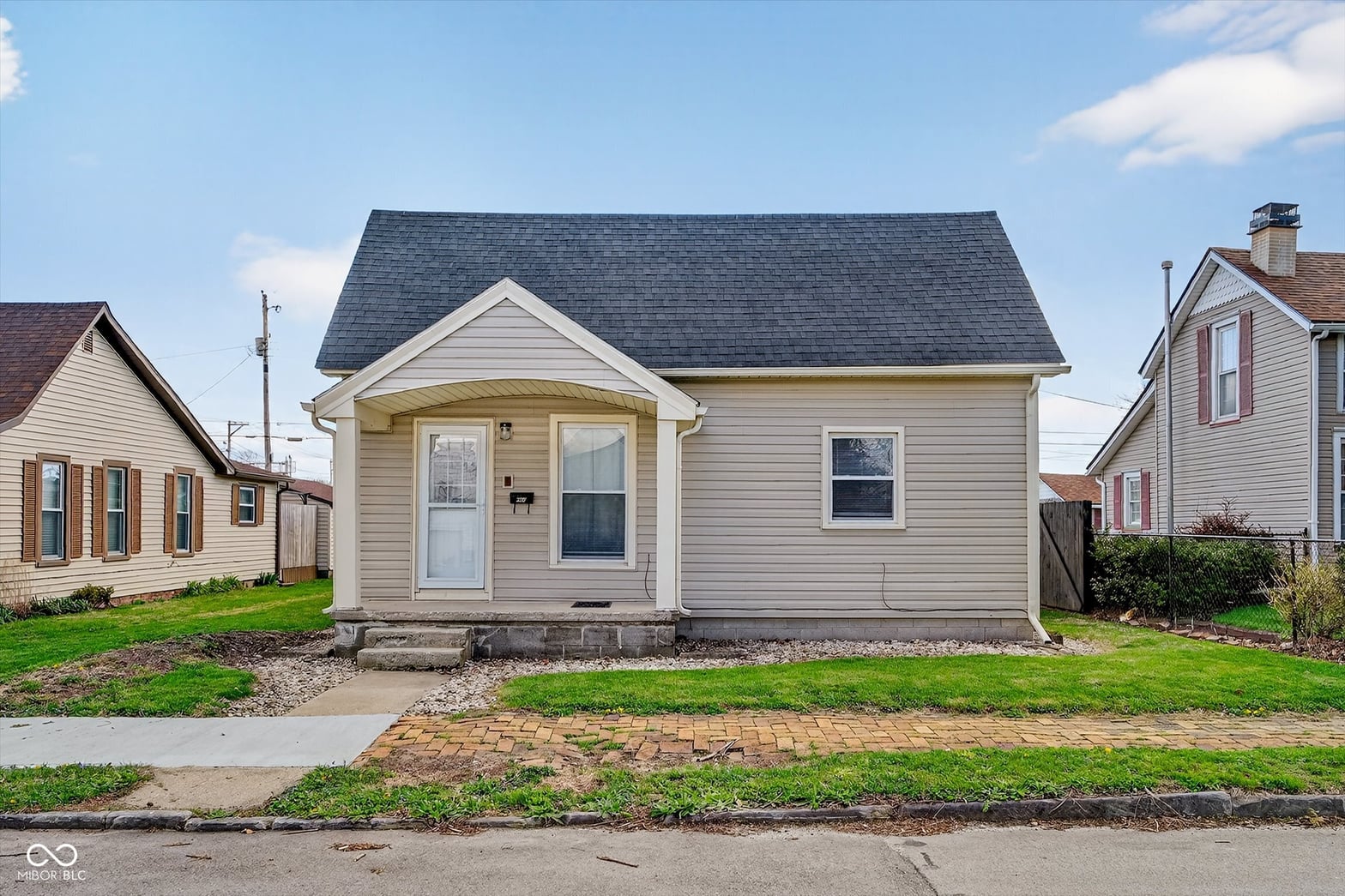 Front exterior at 2107 S B Street, Elwood, IN