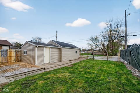 Yard at 2107 S B Street, Elwood, IN