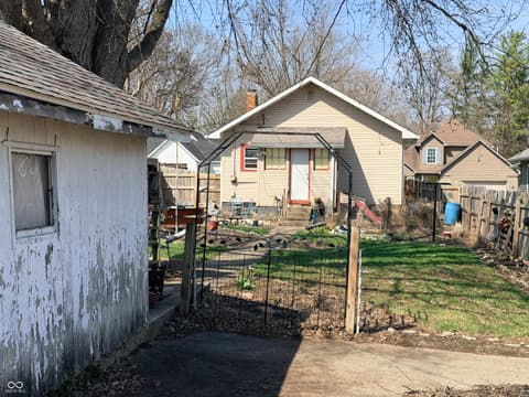 Yard at 109 E Washington Street, Mooresville, IN