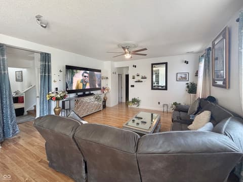 Family room at 1678 Juniper Lane, Greenwood, IN