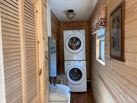 Laundry room at 523 E Noble Street, Lebanon, IN