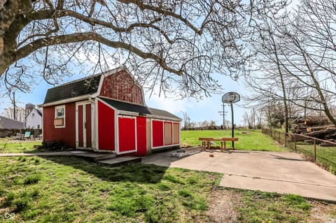 Workshop — 401 E Pearl Street, Waldron, IN