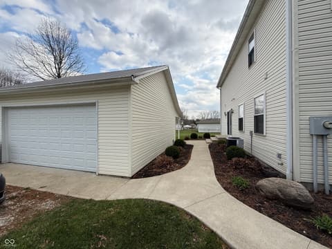 Side exterior at 609 N Maple Street, Veedersburg, IN
