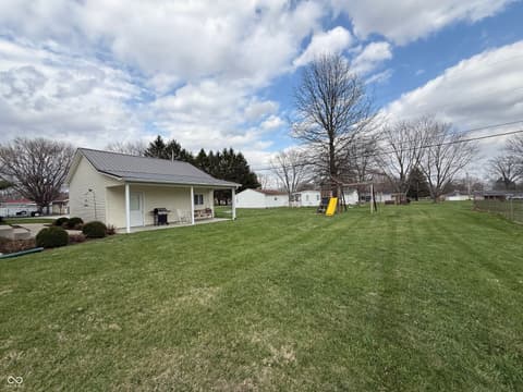 Yard at 609 N Maple Street, Veedersburg, IN