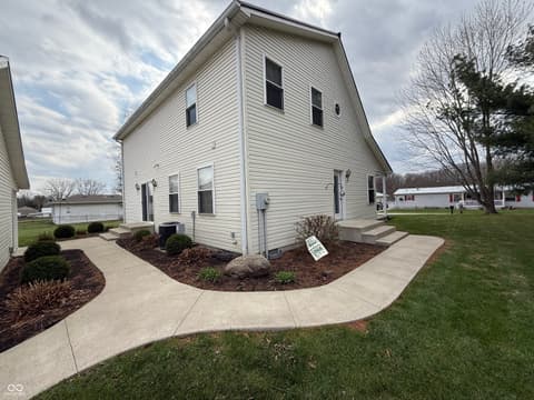 Side exterior at 609 N Maple Street, Veedersburg, IN