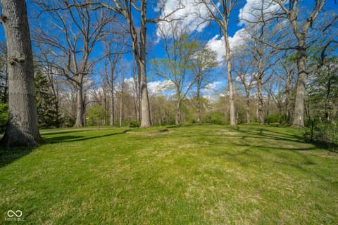 Yard at 1 Whitehall Place, Anderson, IN
