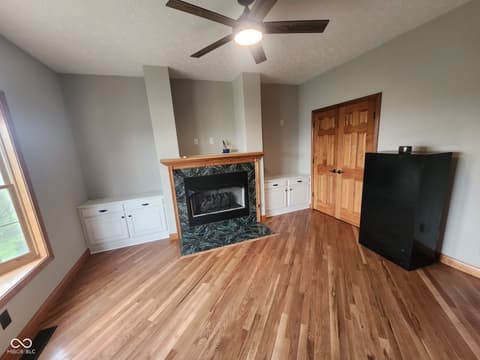 Den — 15411 N State Road 9, Hope, IN