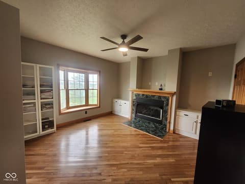 Den — 15411 N State Road 9, Hope, IN