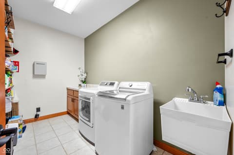 Laundry room at 15411 N State Road 9, Hope, IN