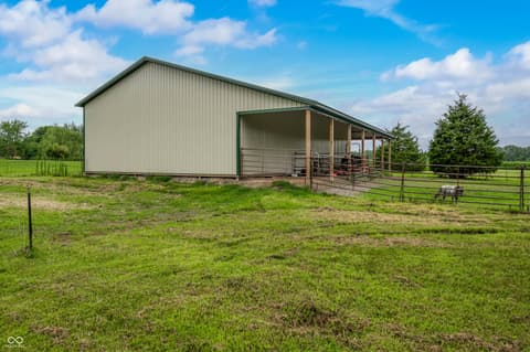 Barn — 15411 N State Road 9, Hope, IN