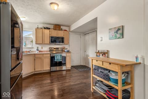 Kitchen at 665 Hummingbird Lane, Whiteland, IN