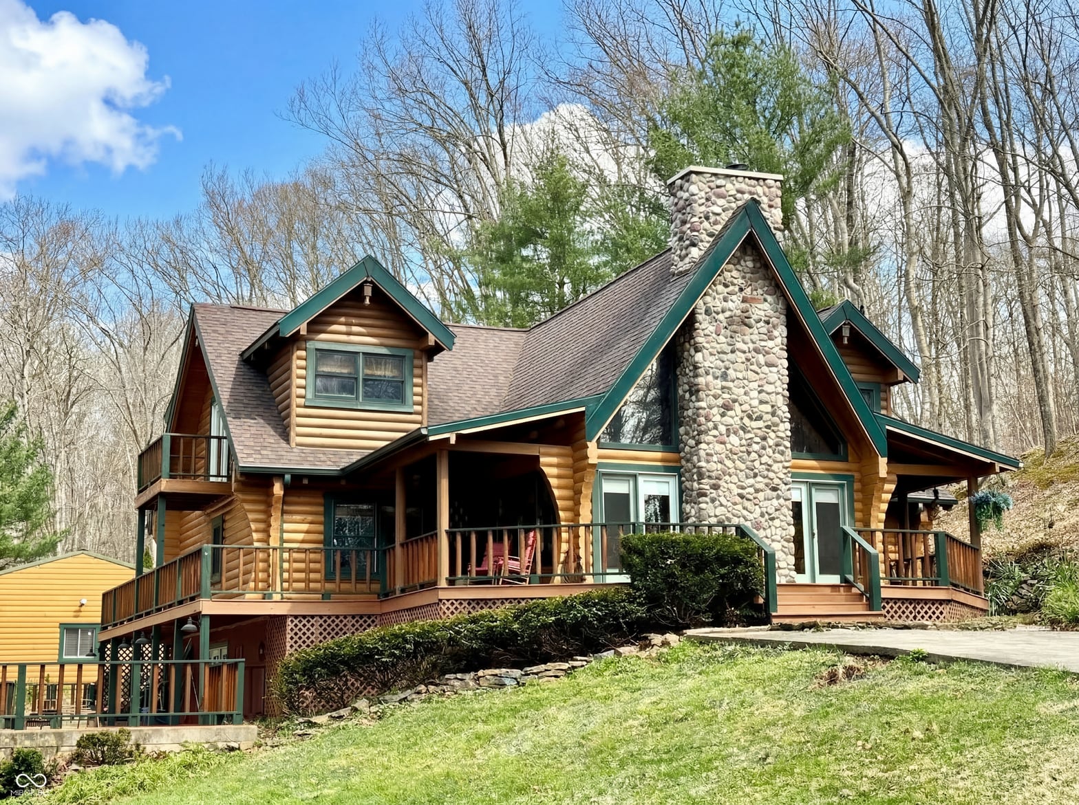 Front exterior at 2901 N Pierce Drive, Solsberry, IN
