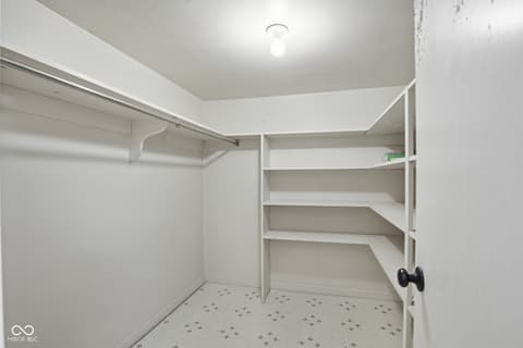 Walk In Closets — 7234 W 200 S, Jamestown, IN