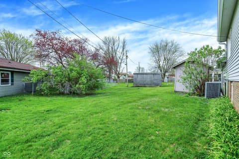 Yard at 1515 Canterbury Drive, Shelbyville, IN