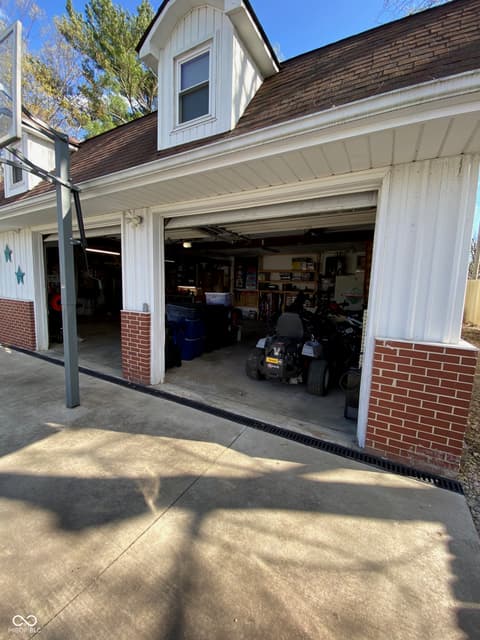 Garage at 7989 E County Road 200 N, Avon, IN