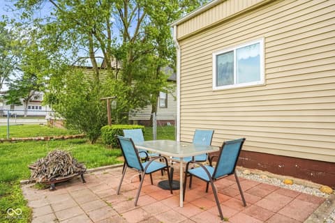 Outdoor living area at 706 S Chestnut Street, Seymour, IN