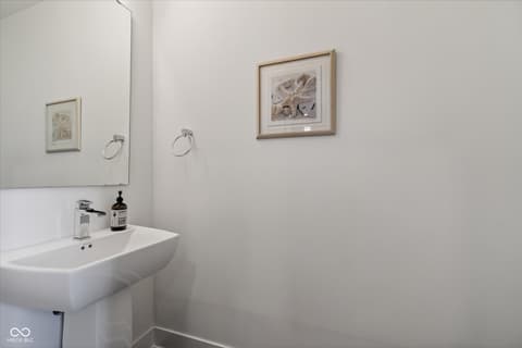 Photo of 727 N Illinois Street, Indianapolis, IN