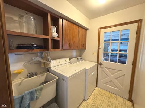 Laundry room at 353 E Rivercrest Drive, Rushville, IN